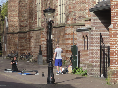 901635 Afbeelding van enkele leden van een sportschool die op het Jacobskerkhof te Utrecht hun oefeningen doen.N.B. ...
